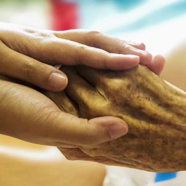 Mains d'un enfant et d'une personne âgée